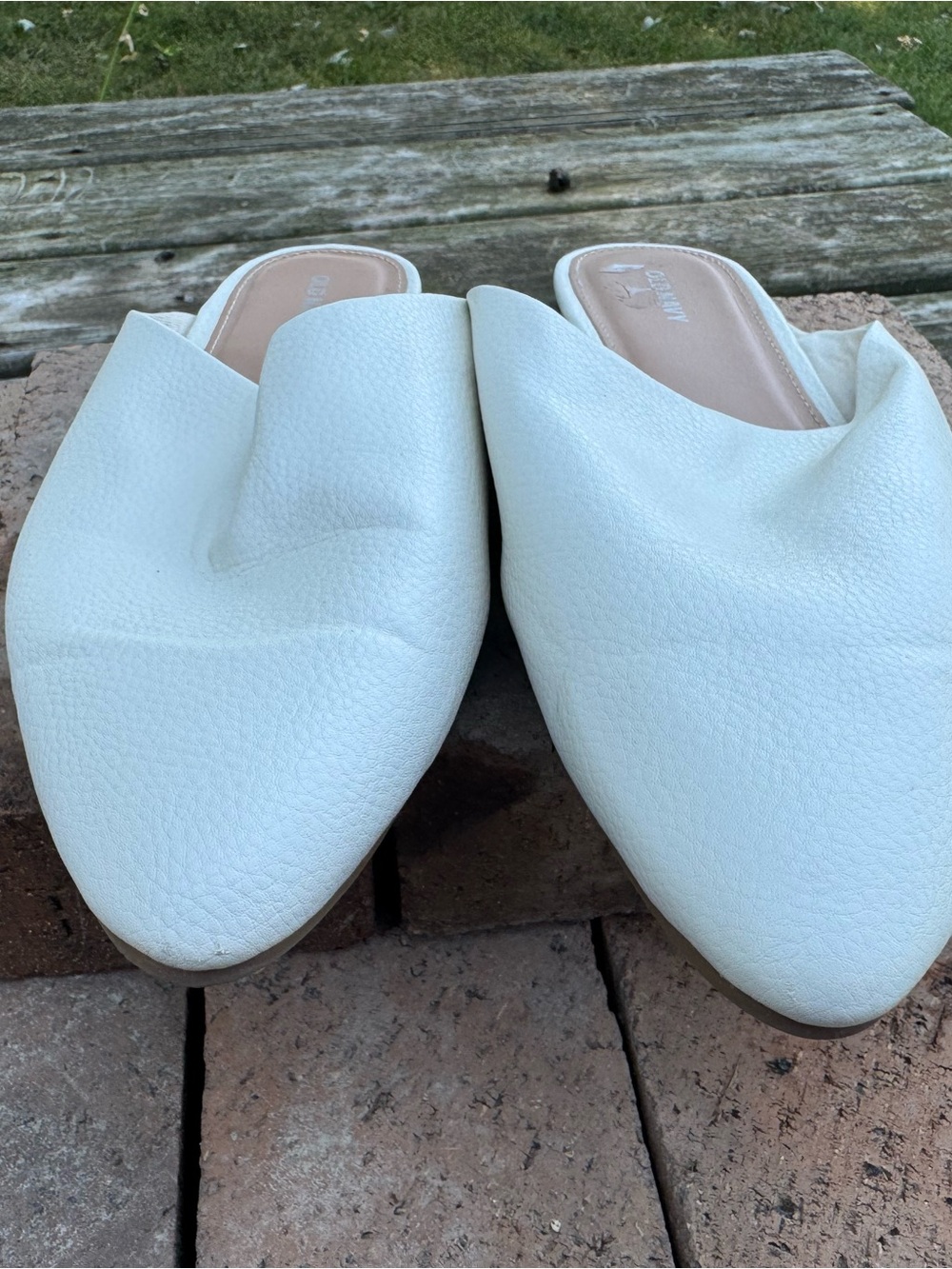 Old Navy Women’s White Pointed Toe Mule Flats Slip On Shoes Size 11